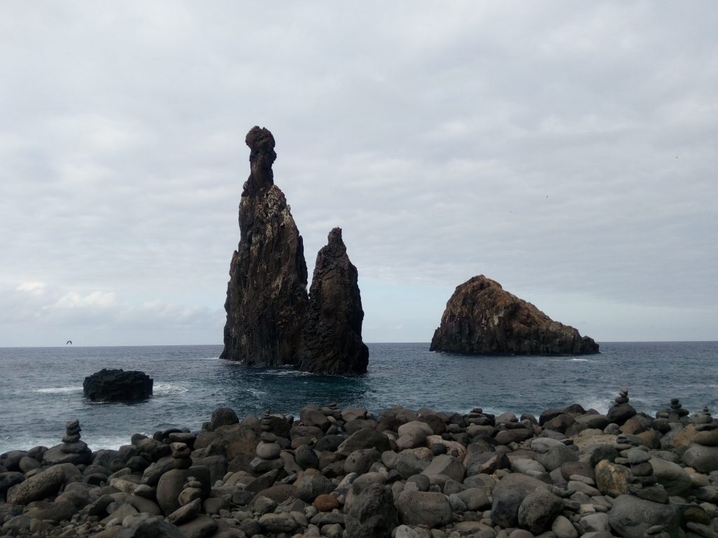 Aktuální obrázek nemá žádný alternativní popis. Název souboru je: utesy-madeira-scaled.jpg